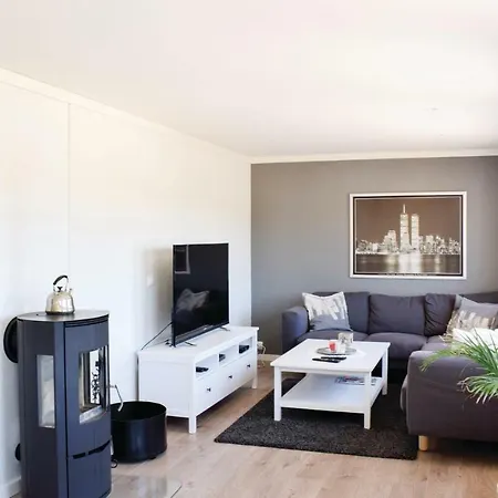 Three-bedroom Holiday In Lindesnes بيت للعطل